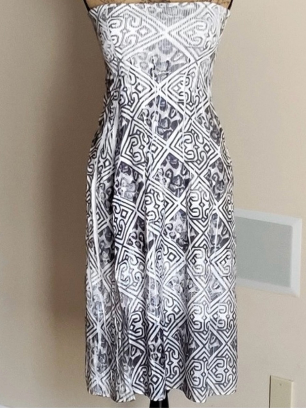 Lapis Strapless Black & White Patterned Midi Dress adorabe fun in the sun dress